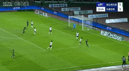陶强龙传中，王钰栋头球破门完成双响，浙江队2-1领先 热点现场国足世预赛中超联赛