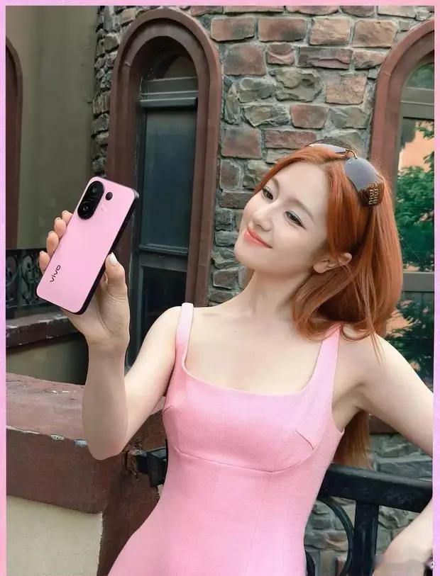 李兰迪侧颜绝美，脸部线条流畅。 ​​​