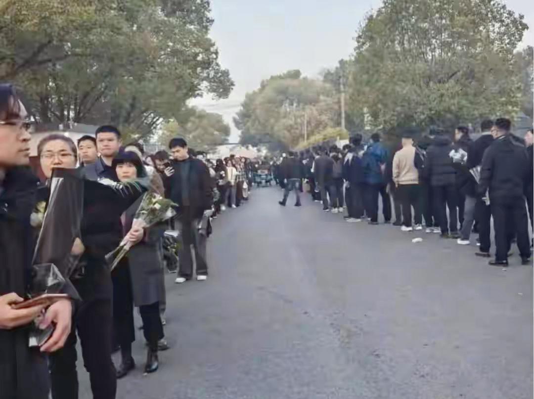 张雪峰走了。追悼会在苏州，凌晨四点，殡仪馆外就排出一公里。

没有组织，没有号召