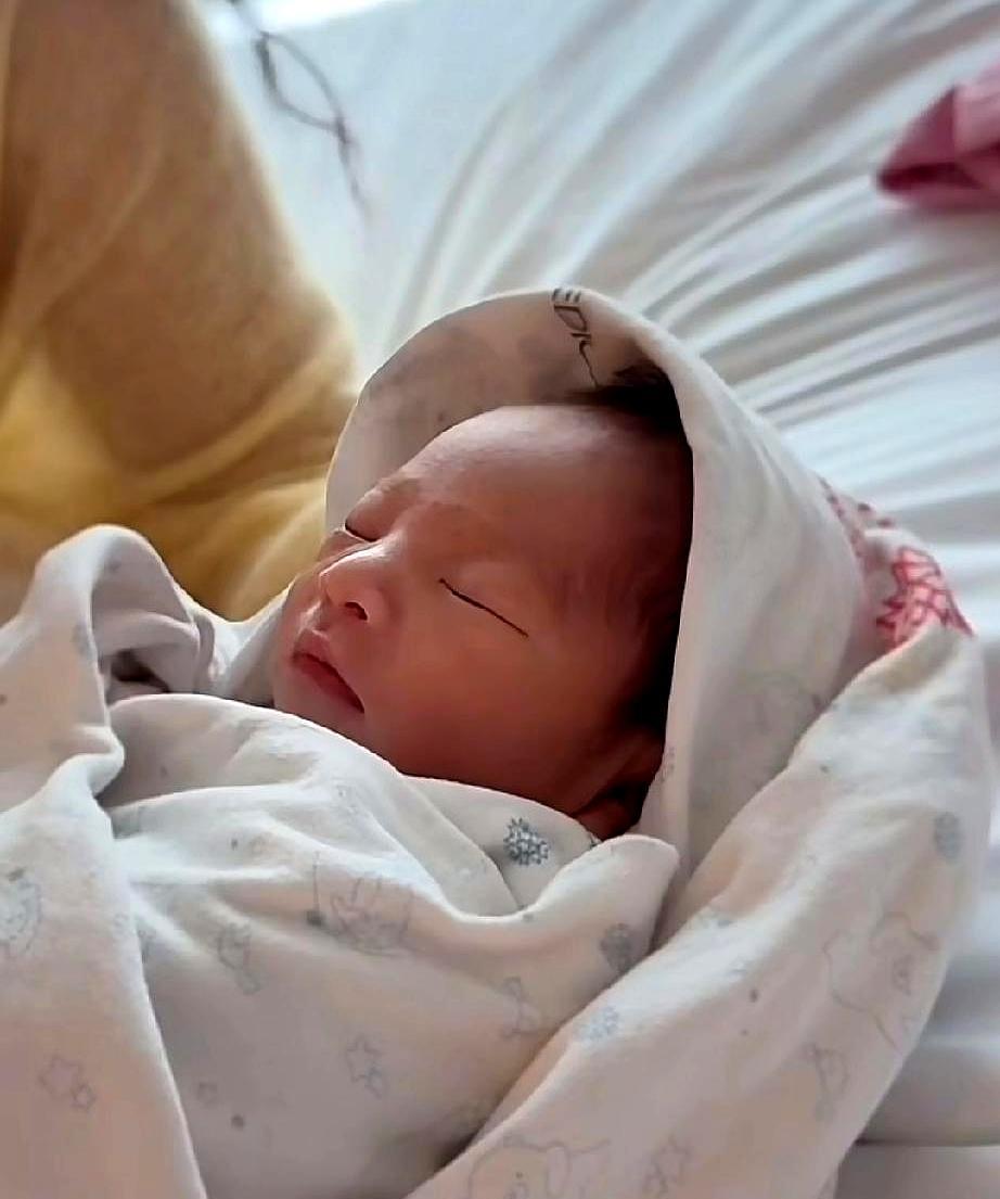 汪小菲直播里嗓子都喊劈了：我要当爹了！
可你猜怎么着，他前妻的律师函还在路上。