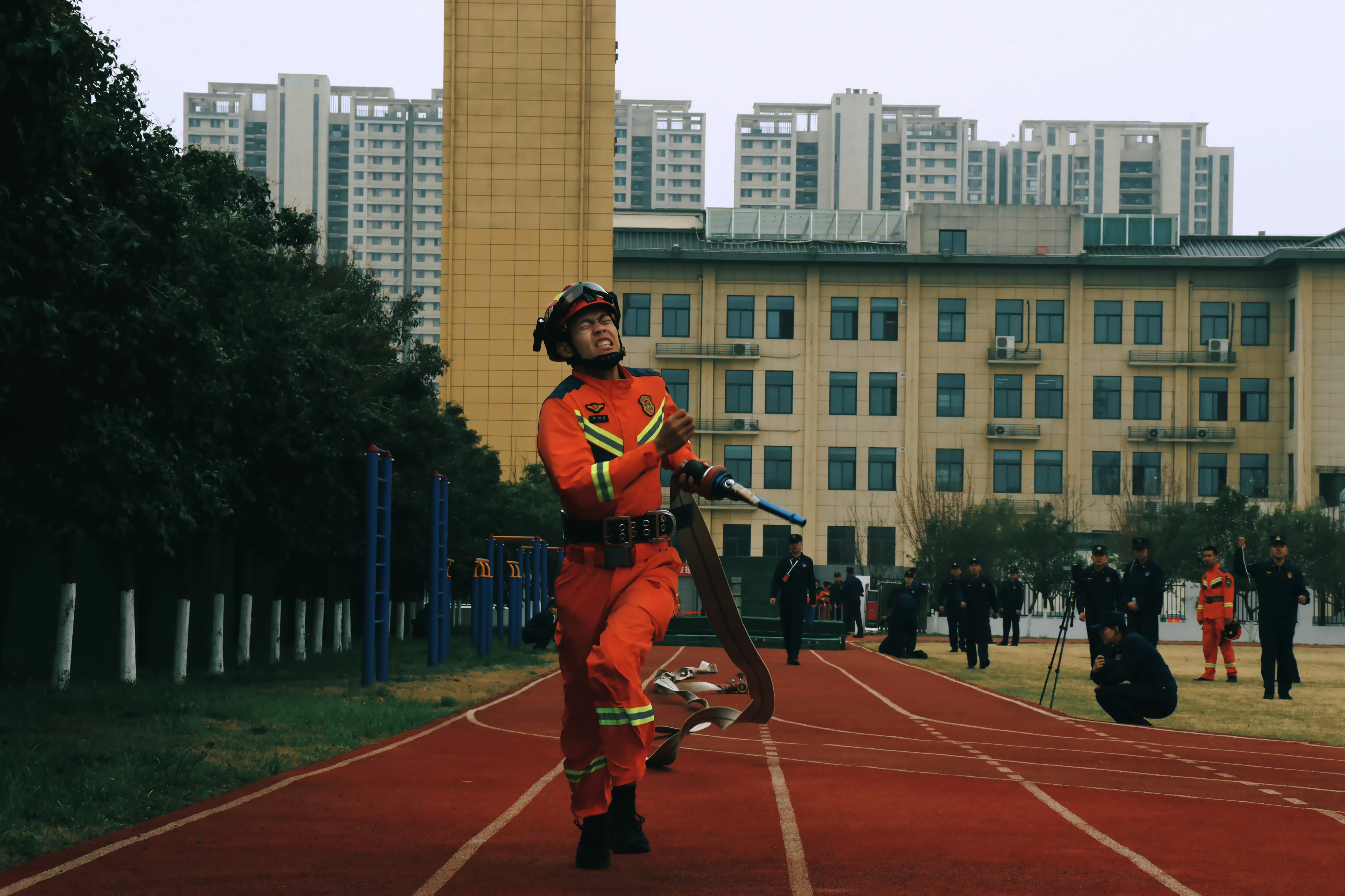 成年人的世界里，没有谁的生活是轻松的。有人为了梦想咬牙坚持，有人为了责任负重前行