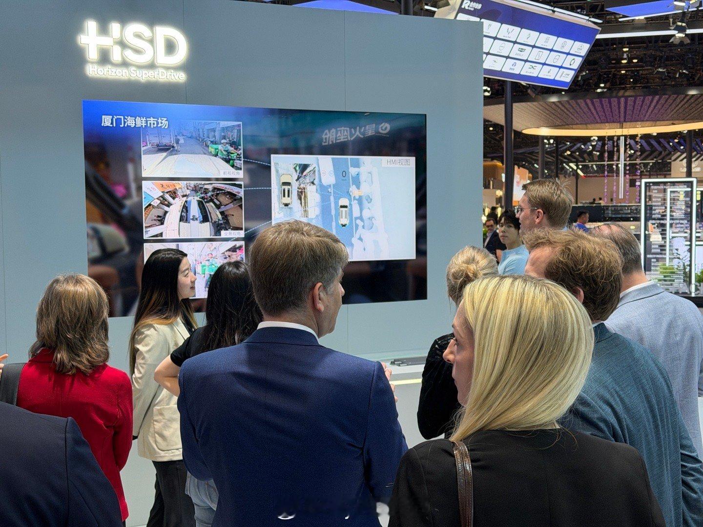 也是出息了！这条厦门的HSD智驾内容在地平线展台的屏幕上循环播放，国际友人也O型
