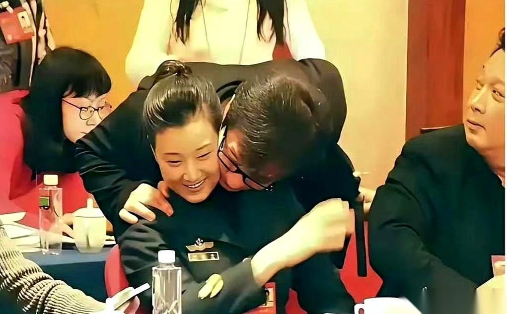 成龙大哥那一下贴脸杀，搁现在，热搜得爆三天吧？
但你看照片里，宋姐的气场那么稳，