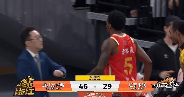 辽宁攻防被打爆，半场就得29分，小布朗太无解





辽宁功放被打爆，姜宇星反