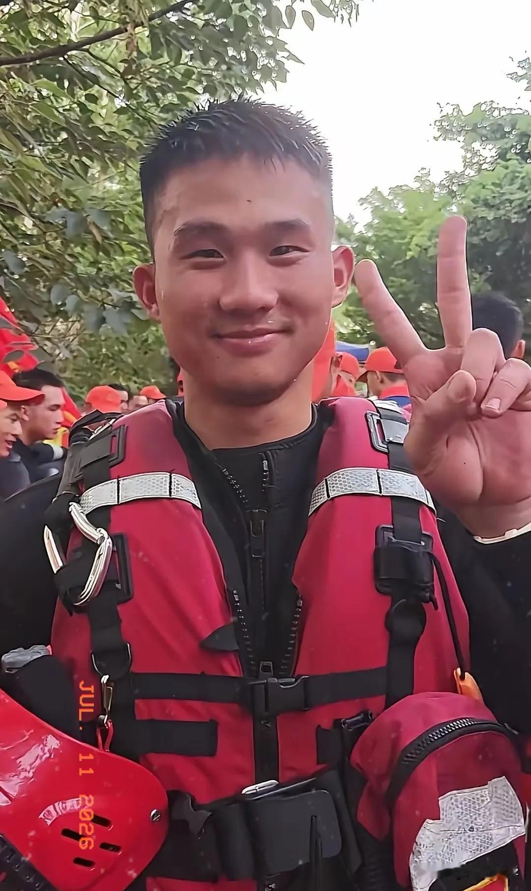 那个火遍全网的“泡饭哥”找到了，
7月9日，一名消防员坐在雨中吃饭的视频火遍全网