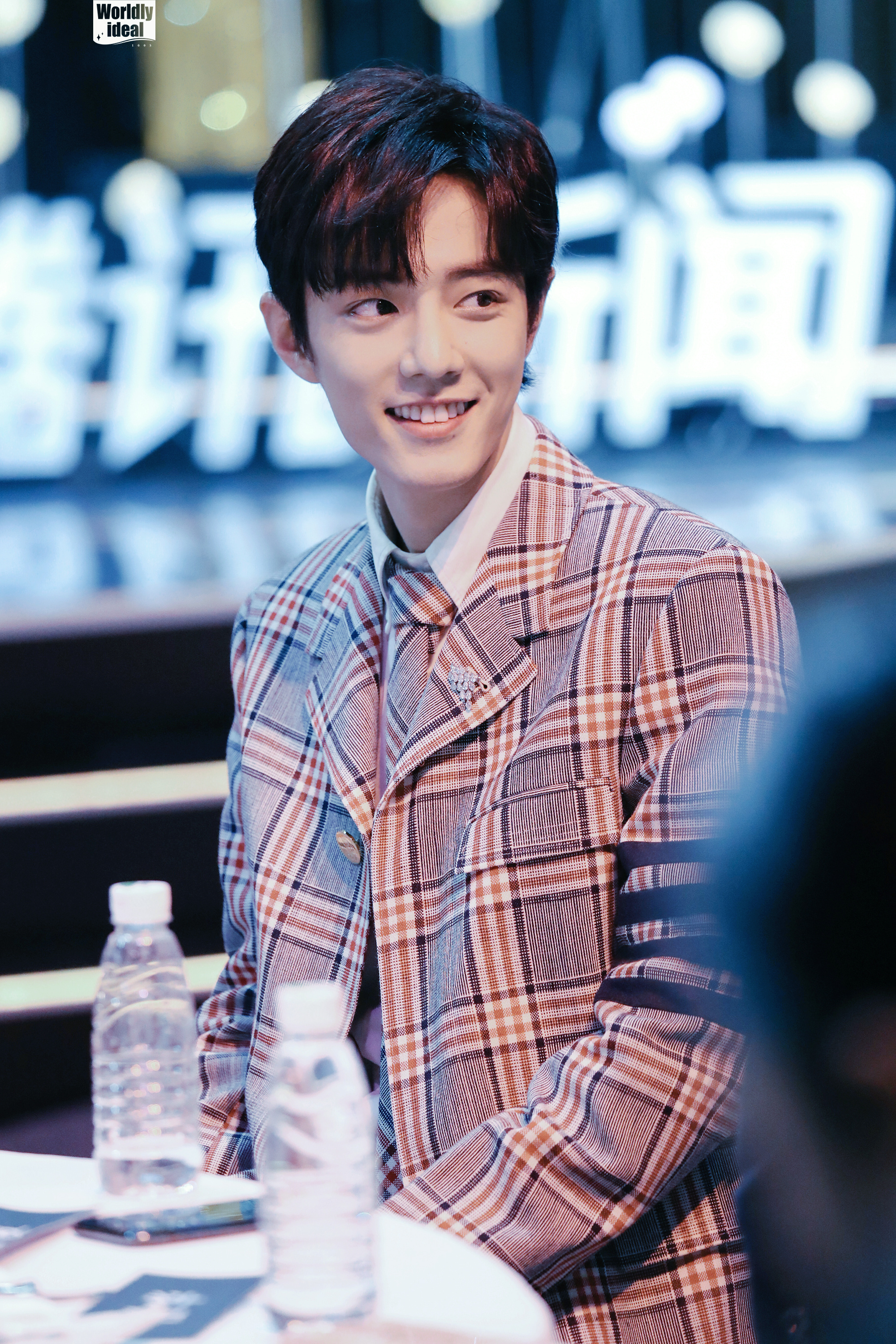 肖战喝水都这么可爱！帅气！肖战尚界预定数量◎肖战不对称西装