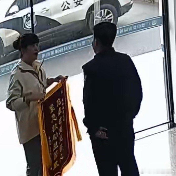 定格人民警察最美面孔00后新警一路蹦跳小跑冲过去，捧在手里挨个同事“显摆”，笑容