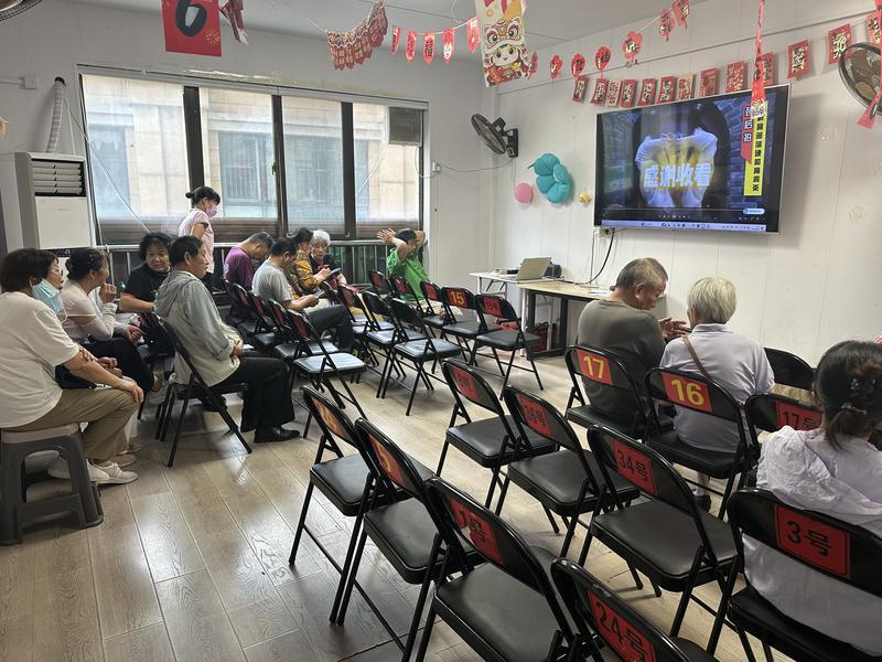 不少上海老人被骗子一步步深度洗脑，十几万、几十万养老钱接连被套走。 记者悄悄潜入
