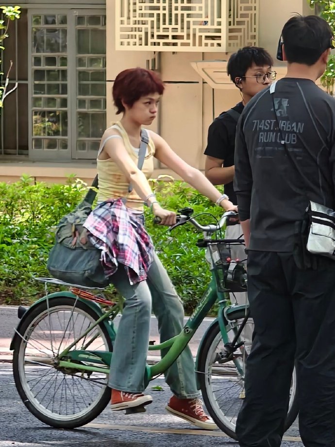 拍下了文淇明媚生命力的瞬间 春天的阳光、初夏的树影、永远在奔跑的少女。文淇把这个