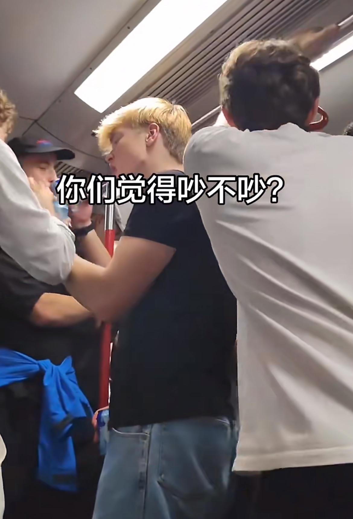 白人游客在香港地铁喝酒，一群人围在一起大声喧哗，像在开派对一样，无人制止