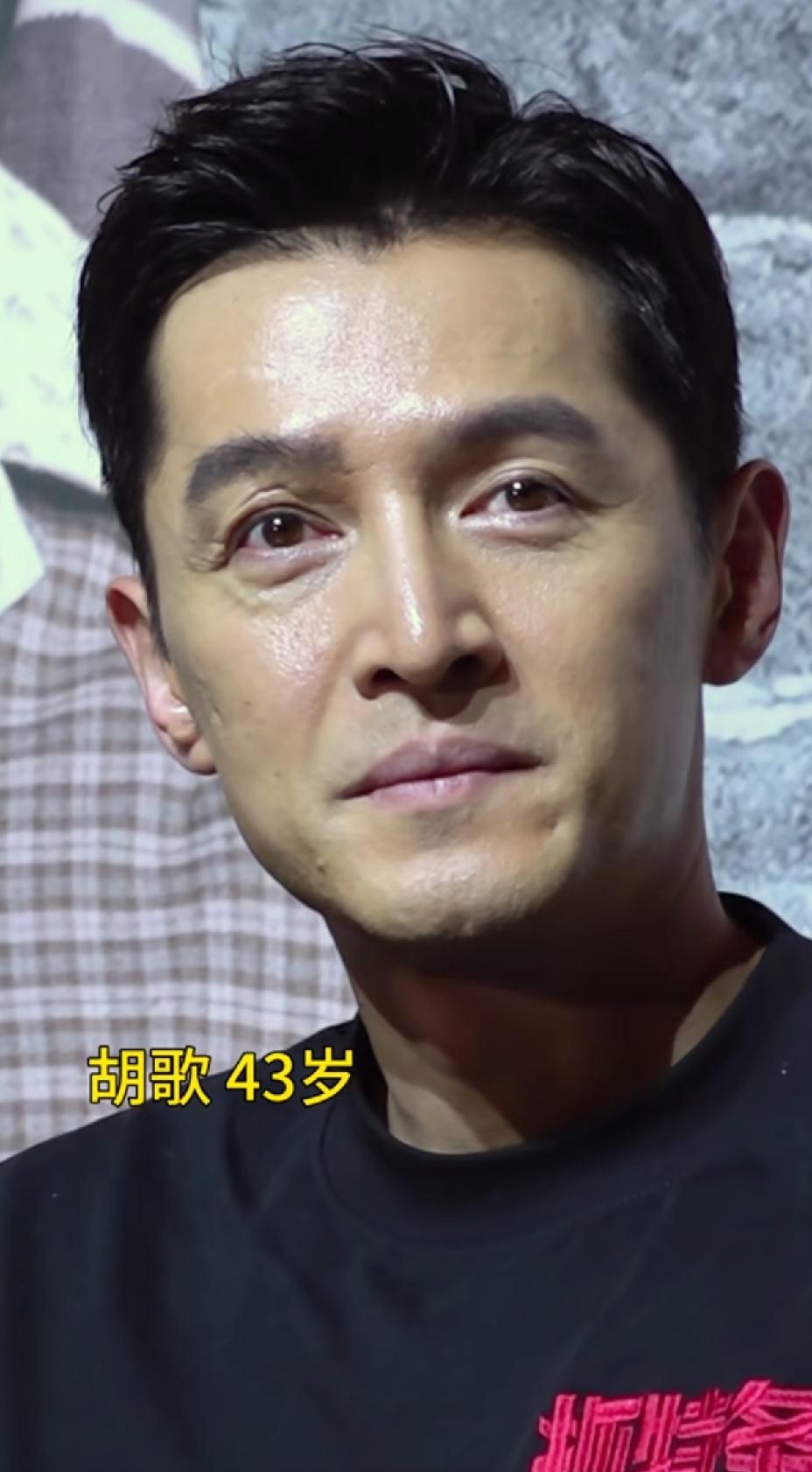 43岁的胡歌一脸沧桑，曾经的那个翩翩少年，也老了。