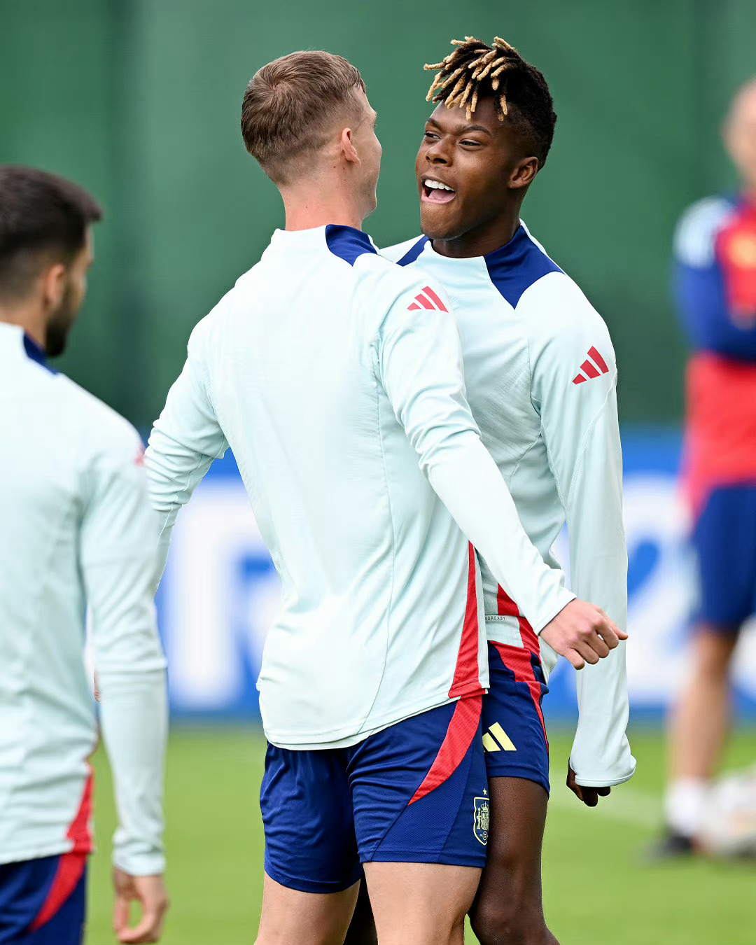 人生就是生活的过程。哪能没有风没有雨?正是因为有了风雨的洗礼，才能看见斑斓的彩虹