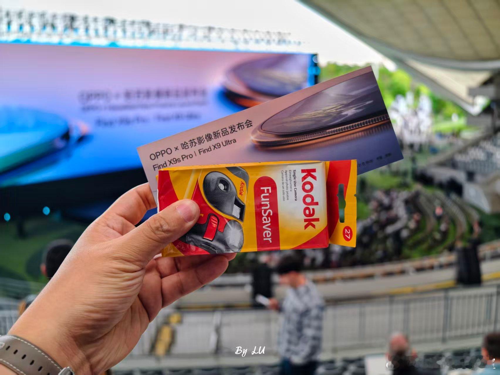继上次一加活动伴手礼是充电宝之后，今天 OPPO 活动现场又见到很多媒体老师在搜