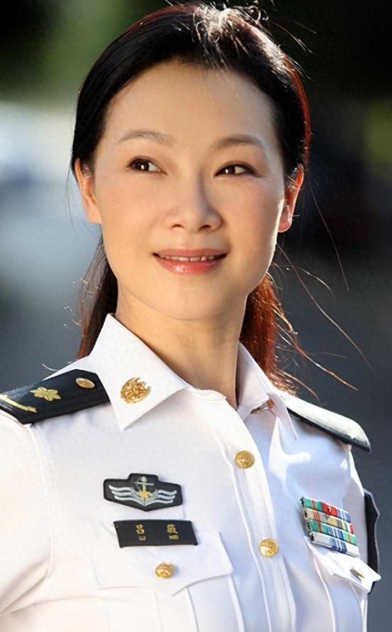 她是“军中花仙子”，15次登上春晚，男友离世后，感情归宿成了谜。吕薇是土生土长的