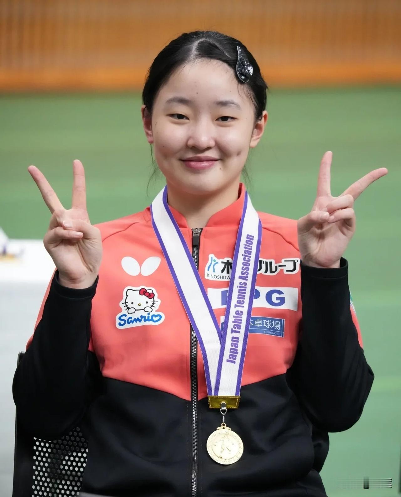 张本美和打削球如同机器人一般
小姑娘打乒乓球的速度也太快了
一顿拍拍拍，如同拍苍