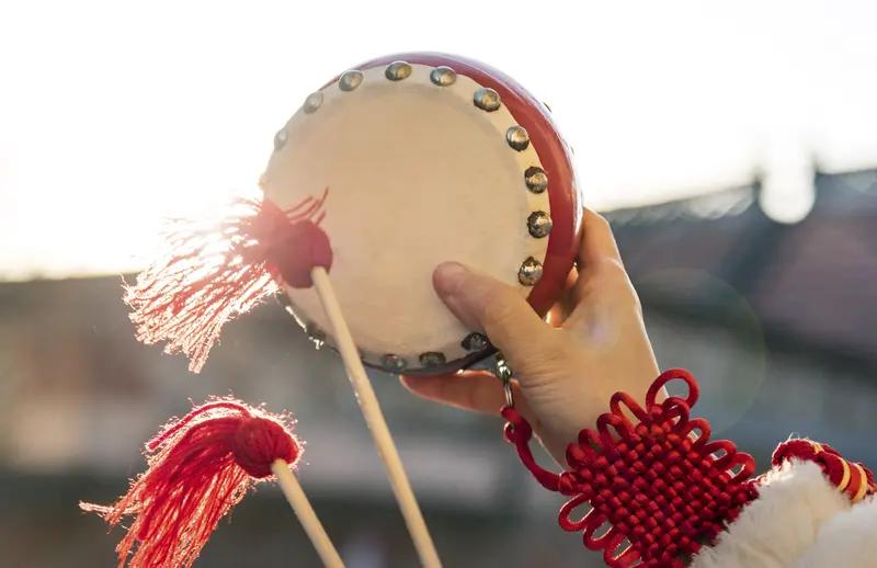 “张灯结彩送旧岁”，这上联营造出热闹喜庆又带着时光更迭之感。我来对个下联“鼓乐喧