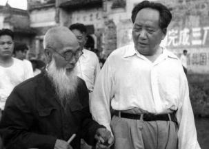 毛主席弥留之际握住女儿手闭目不语，李敏想抽出，主席不放眼含泪水。
新中国刚成立那