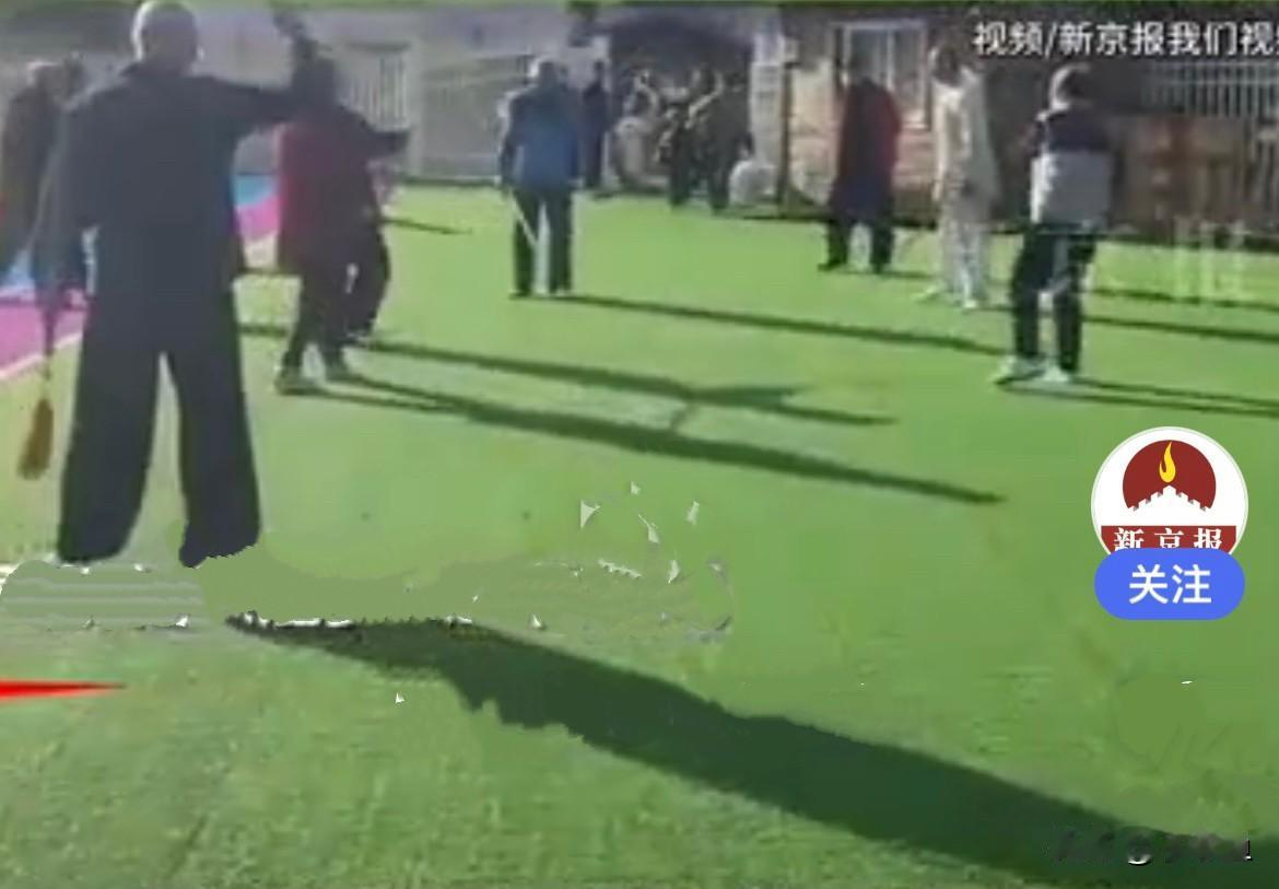 近日，江苏扬州一幼儿园家长早晨8点多送孩子去幼儿园的时候，发现有多名老人在幼儿园