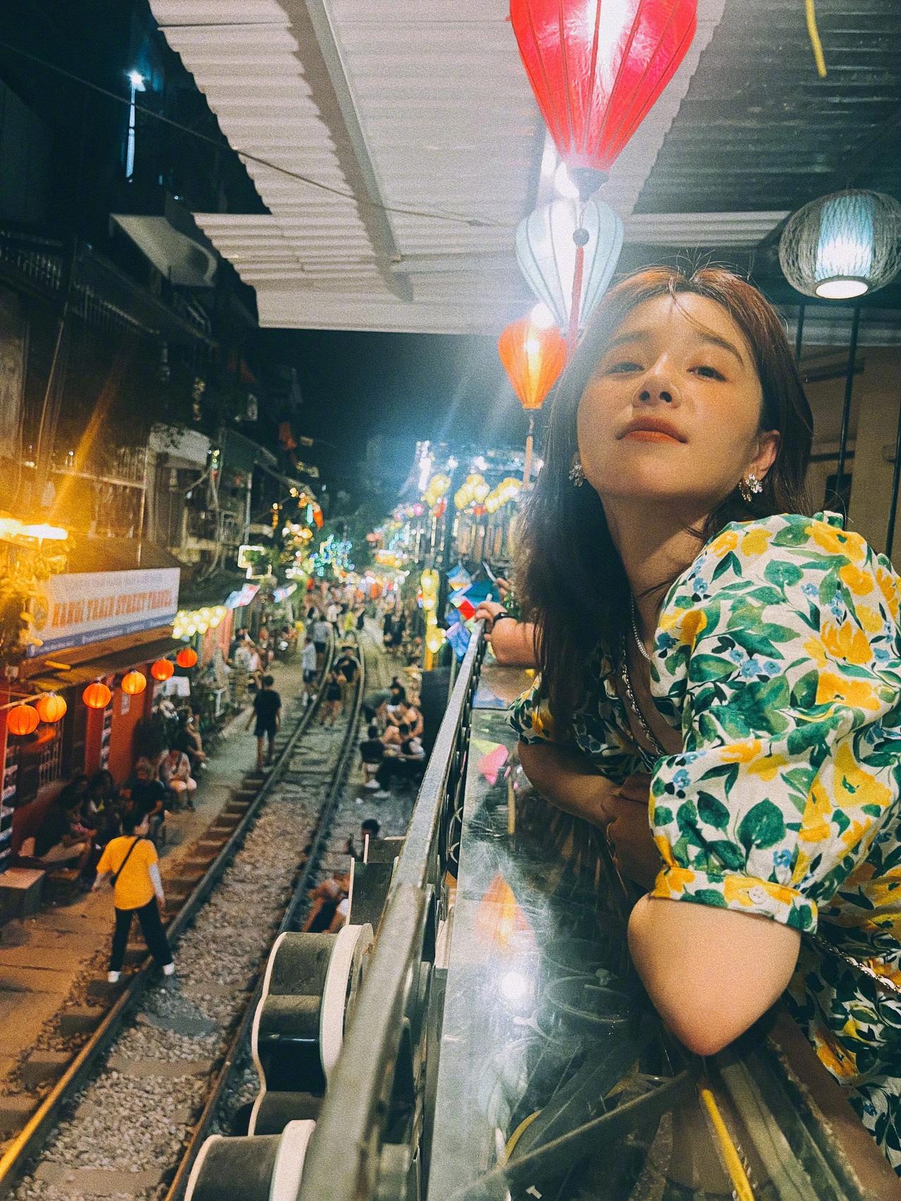 阚清子晒旅行照，36岁青春洋溢！吃美食，看美景，开心万万岁！
