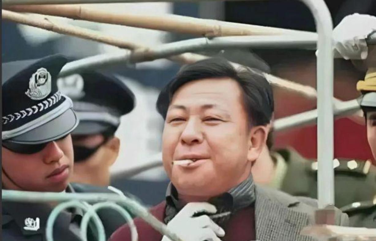 2001年，“假钞大王”张林琪，在被枪决前留下了最后一张照片。

镜头中，法警正