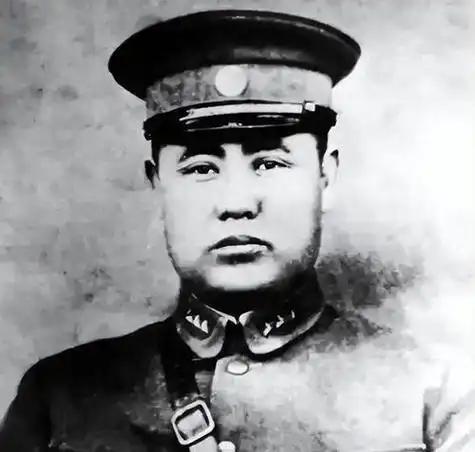 1948年6月，国民党上将刘汝明在军事会议上，将出言不逊的黄埔将领刘伯龙一拳打倒