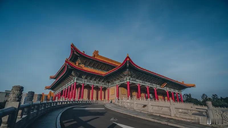 《接台湾回家》唱出了14亿同胞对祖国统一的强烈渴望。歌里把祖国比作世界东方的灯塔