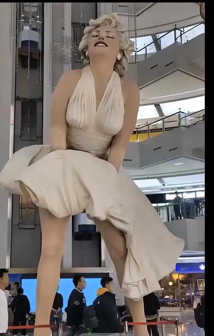 1月11日，大连中央大道那座伫立近十年、高达8米的梦露雕像悄然撤除，原位置只剩一