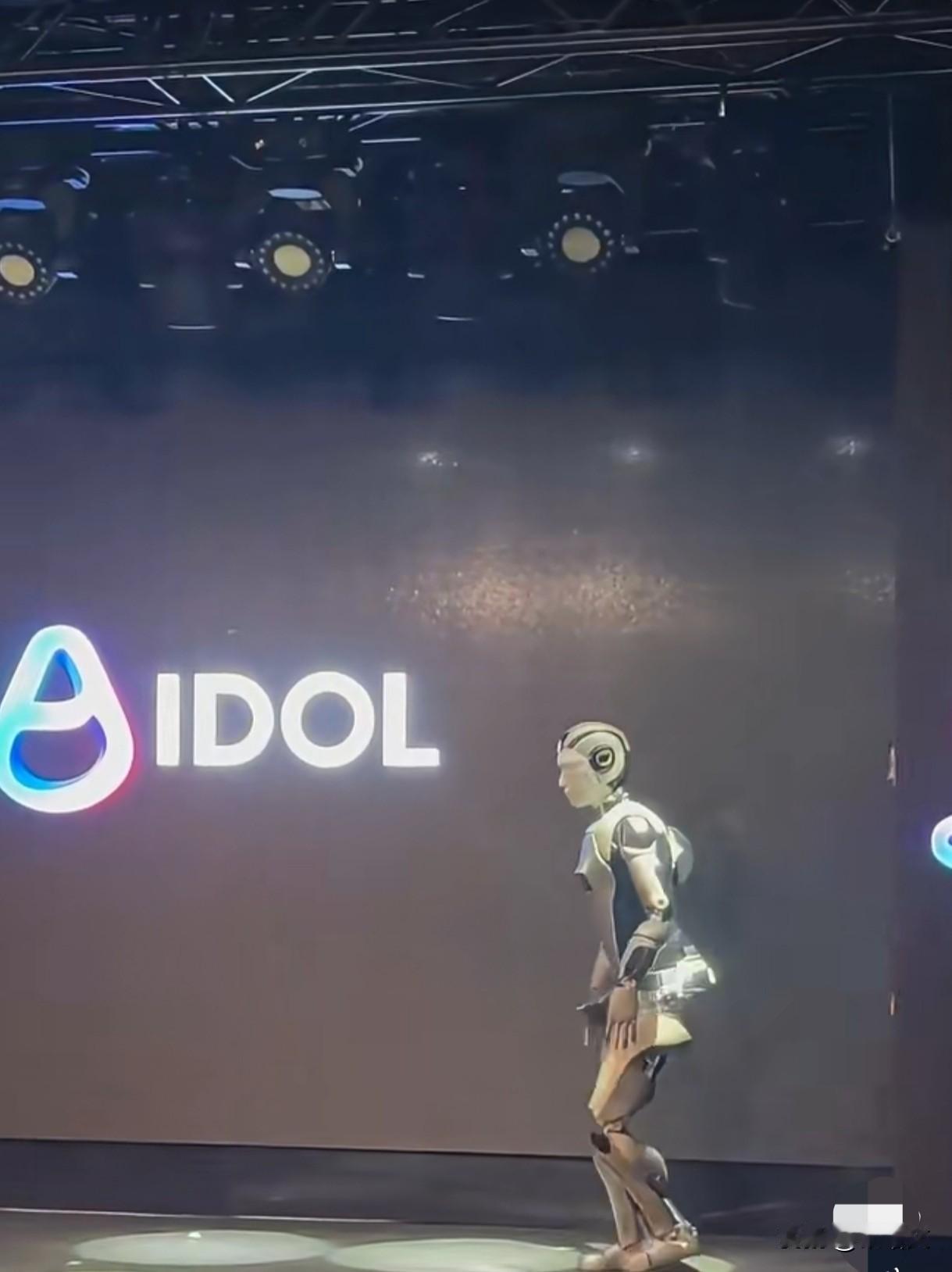 俄罗斯首款人形机器人首秀就摔了！挥个手就侧翻，77%国产化是噱头？
 
俄罗斯刚