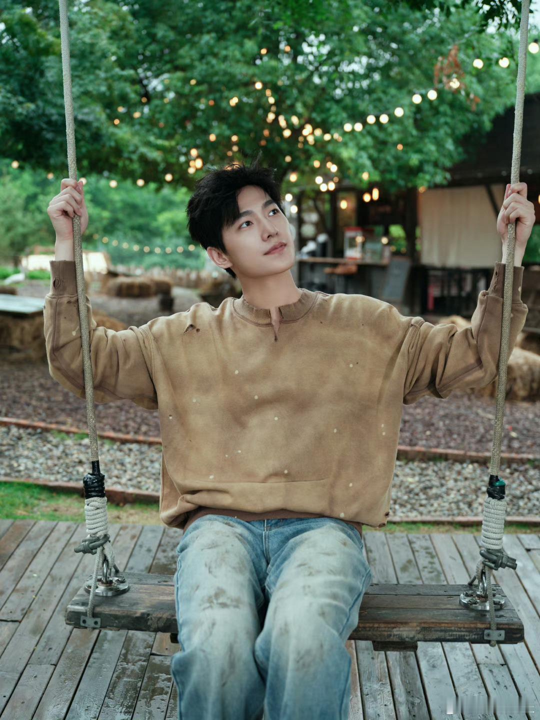 #还以为杨洋衣服脏了#杨洋每一次亮相造型上都好惊艳啊，这次也是很有个性的，这衣服