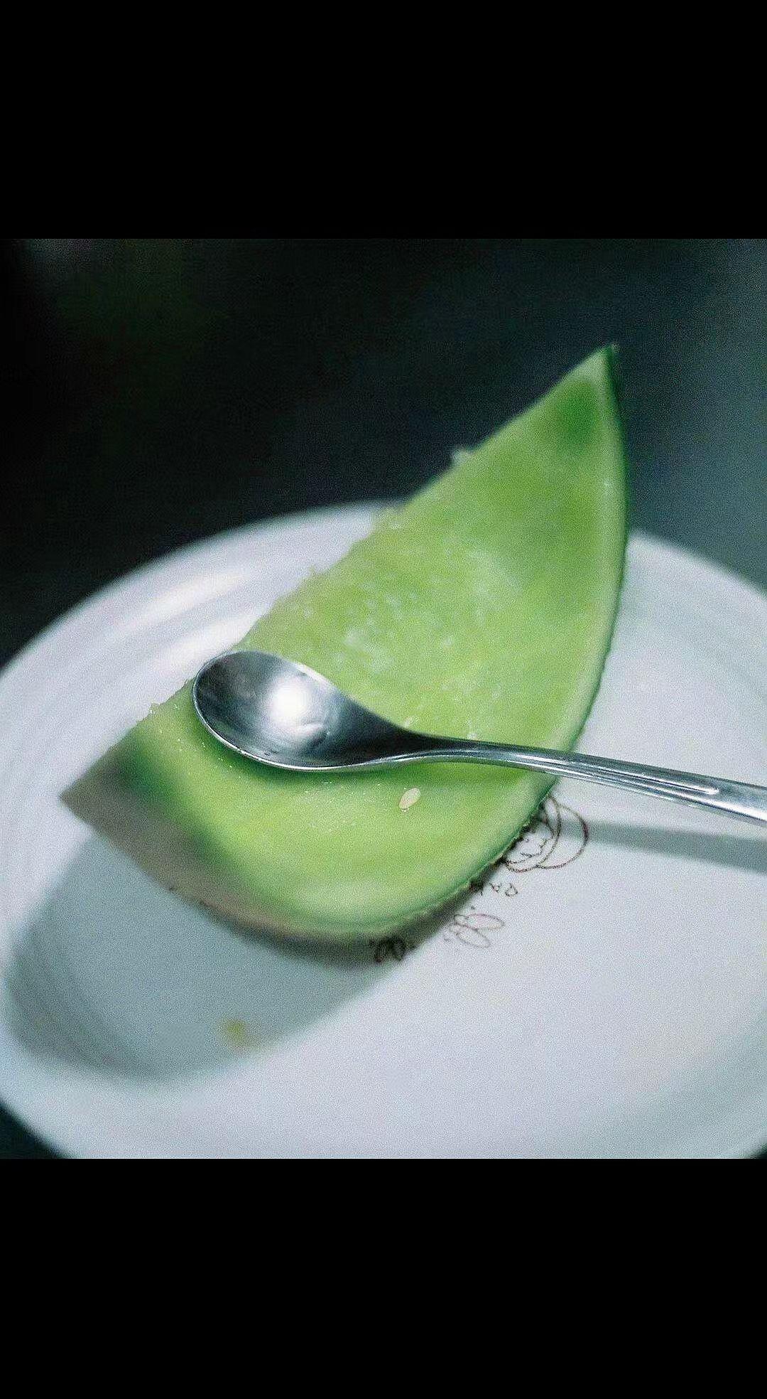 🍈月光落在蜜瓜上，像给夏天盖了层冰丝被。勺子轻叩，是甜意在呼吸呀～
