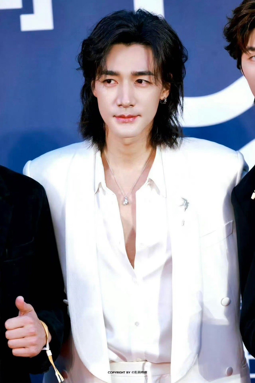 此沙白马王子 此沙的帅是视觉暴击！白丝西服勾勒宽肩窄腰，海风撩发间颜值杀人——内