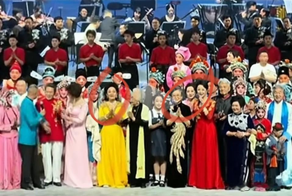 我看了完整视频，抢c位的其实是这3个人。黄衣服女的大家没注意到，吃相也难看。黑衣