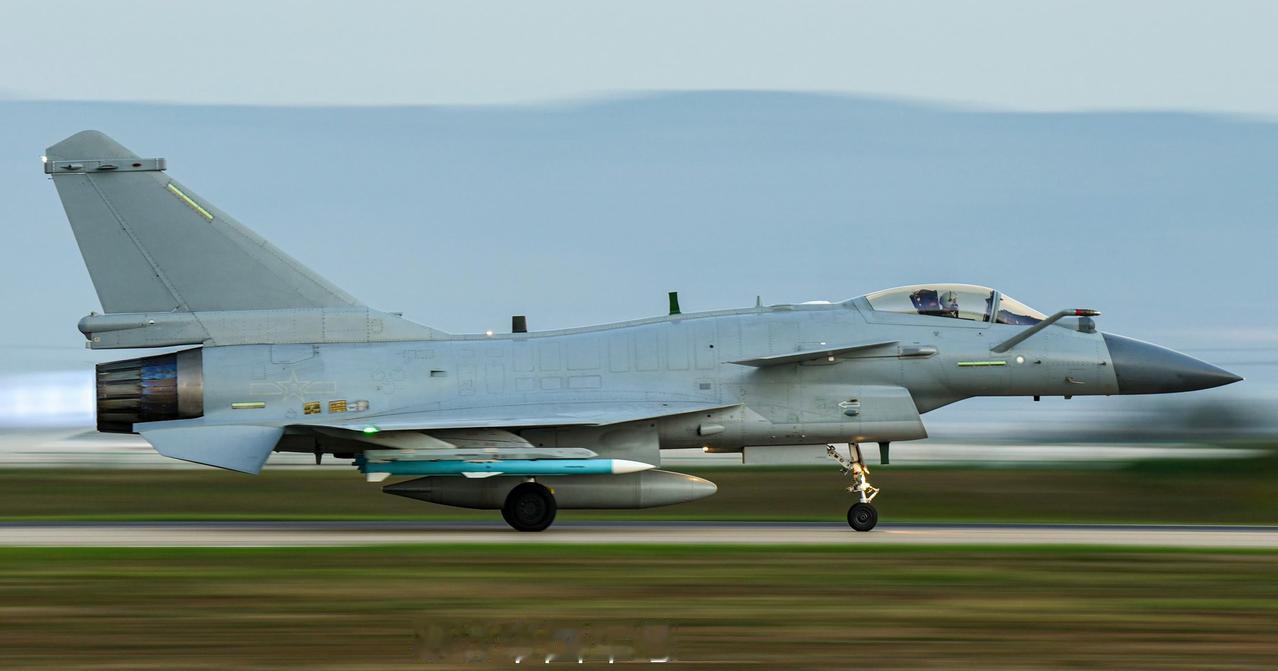 美国空军现役的F-16C block30战斗机，我国空军装备的歼-10C战斗机，