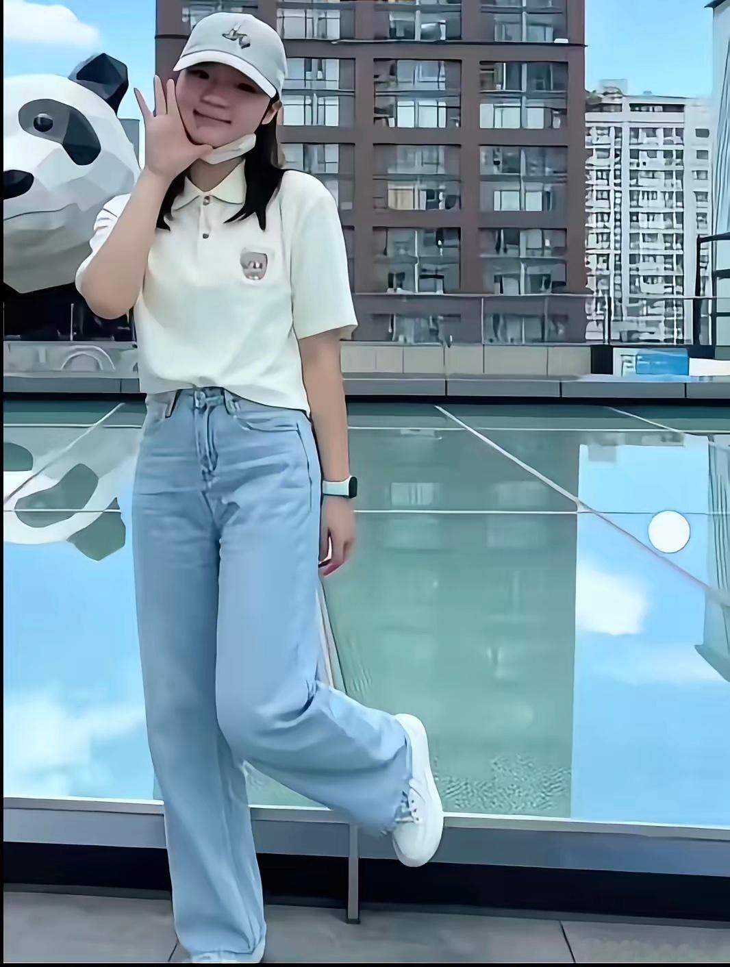 婵妹今天这身打扮简单大方，显得青春又靓丽。真的好好看！爱了爱了～ 