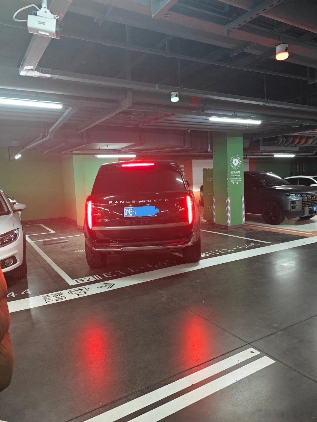 沪牌这个生物一旦出了上海 有没有素质纯靠运气哈哈哈哈哈哈哈哈 我从他车尾走过去眼