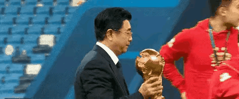 实话实说:国足主席宋凯还是比较接地气和做实事的领导:

图一:让我们一起为上海队