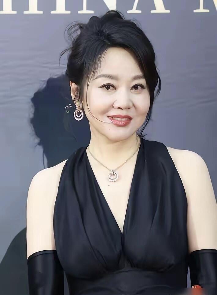 闫妮跟男演员黄渤、雷佳音都是娱乐圈里颜值不算特别高的人，但他们三个最松弛，没有明