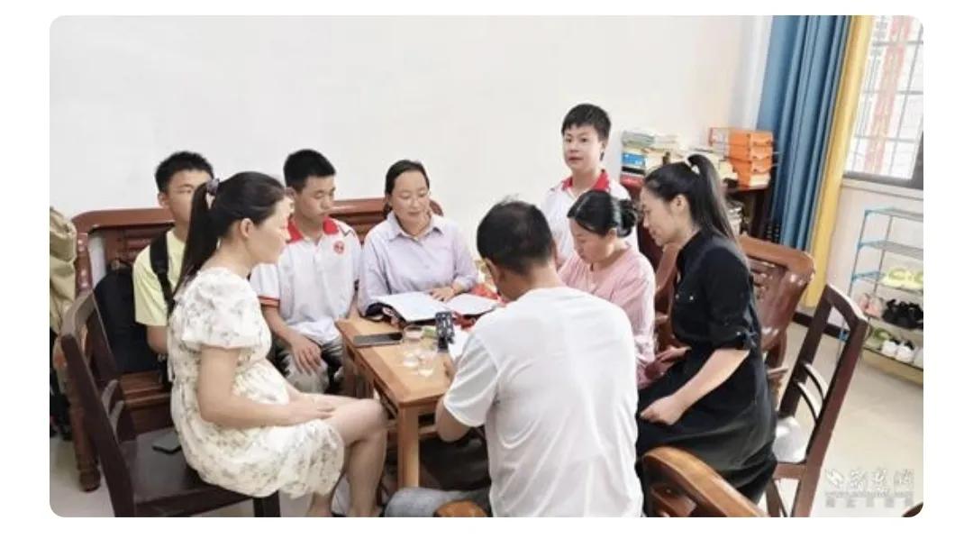 暑假开始了，一些地方组织教师大规模“防溺水走万家”活动或者“巡河”活动开始了，荆