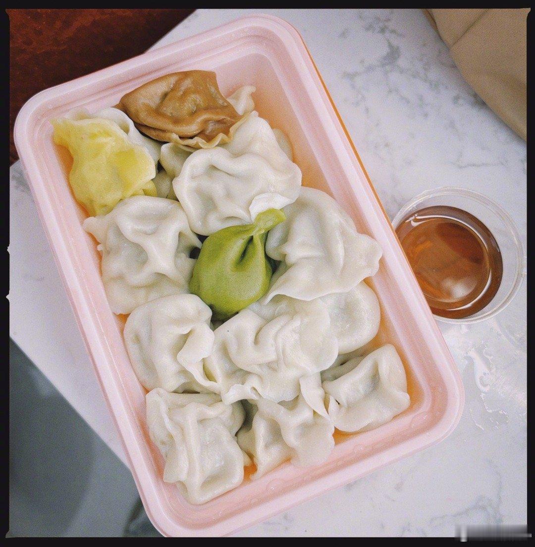 #毛晓彤晒春晚领饭处#、#毛晓彤饺子已进肚#  毛晓彤晒春晚领饭处，毛晓彤饺子已