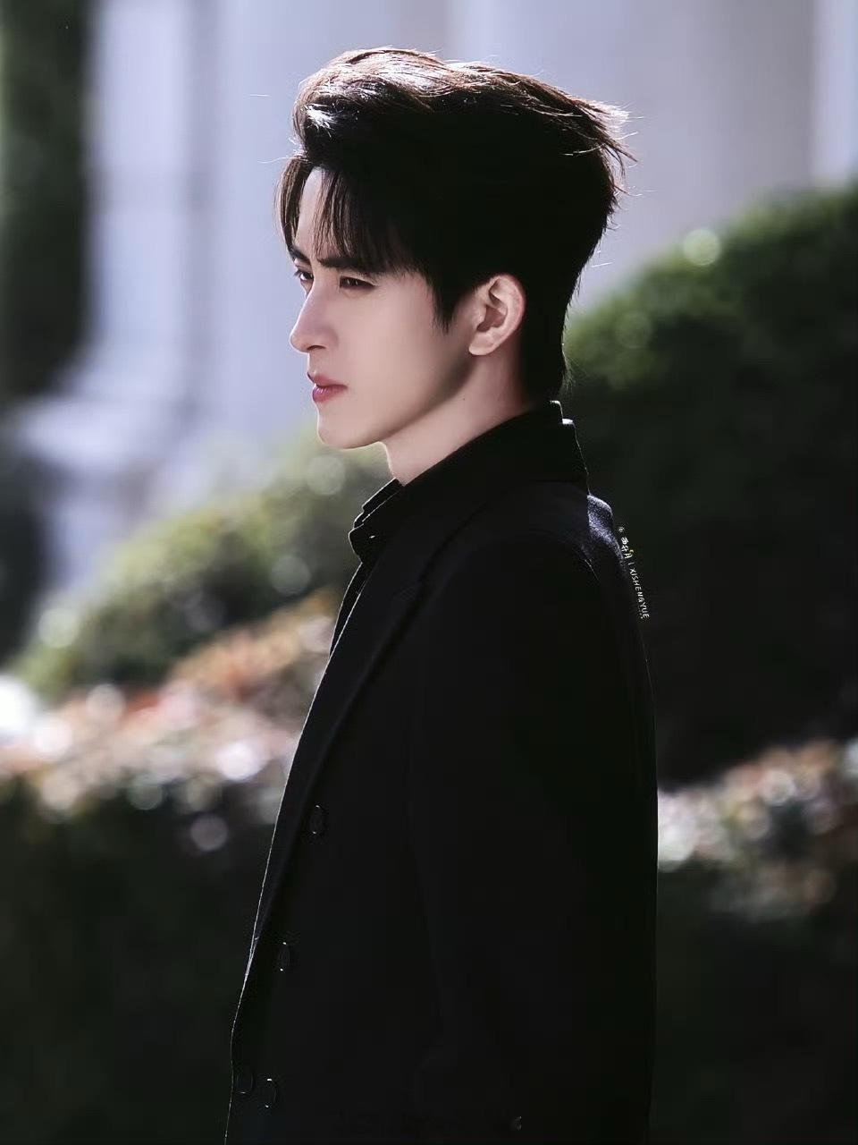 今日开机的三位帅哥饭拍路透来了，来看看状态如何敖瑞鹏、林一、侯明昊 