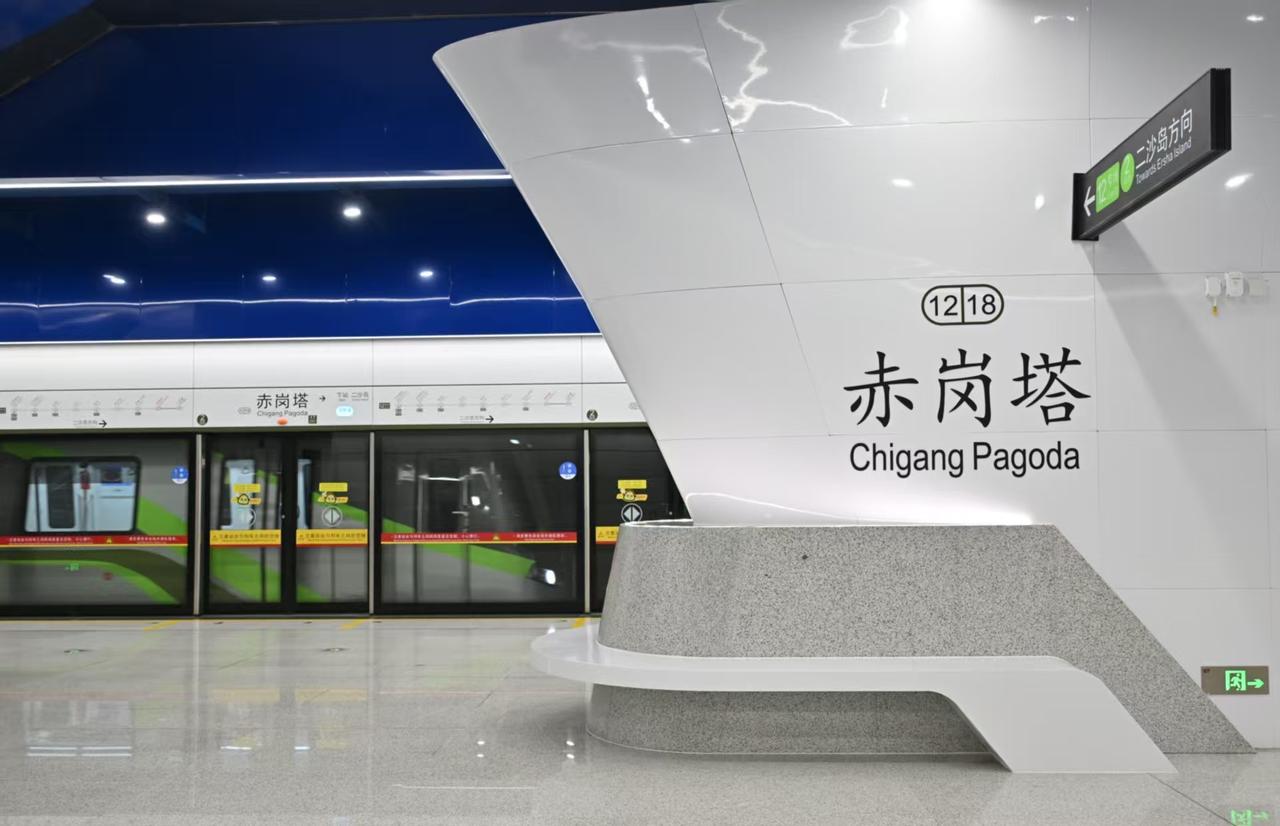 十二号线赤岗塔站距离广州塔景区约450米，是三号线广州塔站的“最佳拍档”！需要前