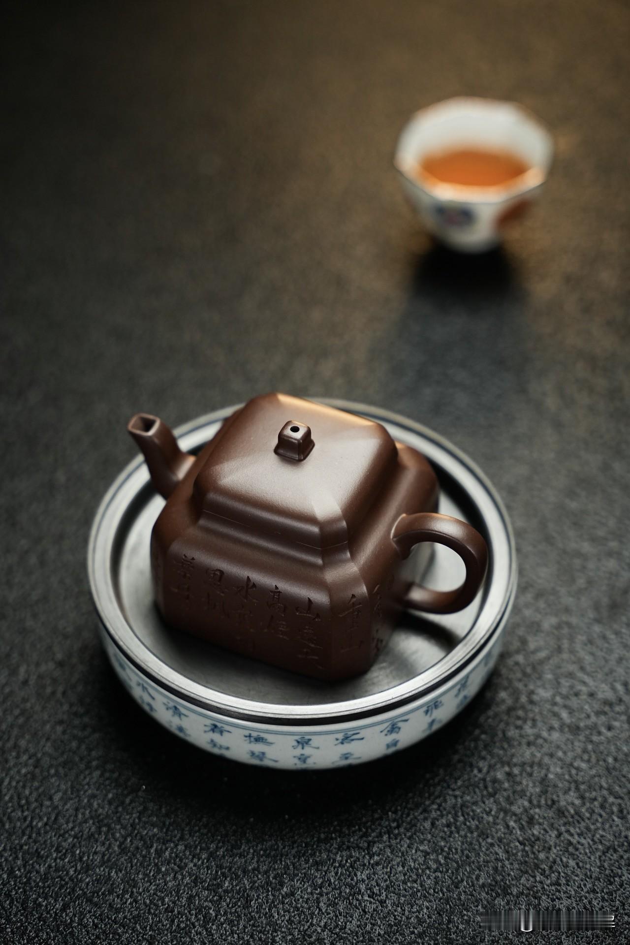 一种轻松去除茶的方法：首先准备好热水，再拿个土豆削碎以后放到杯里，把准备好的热水