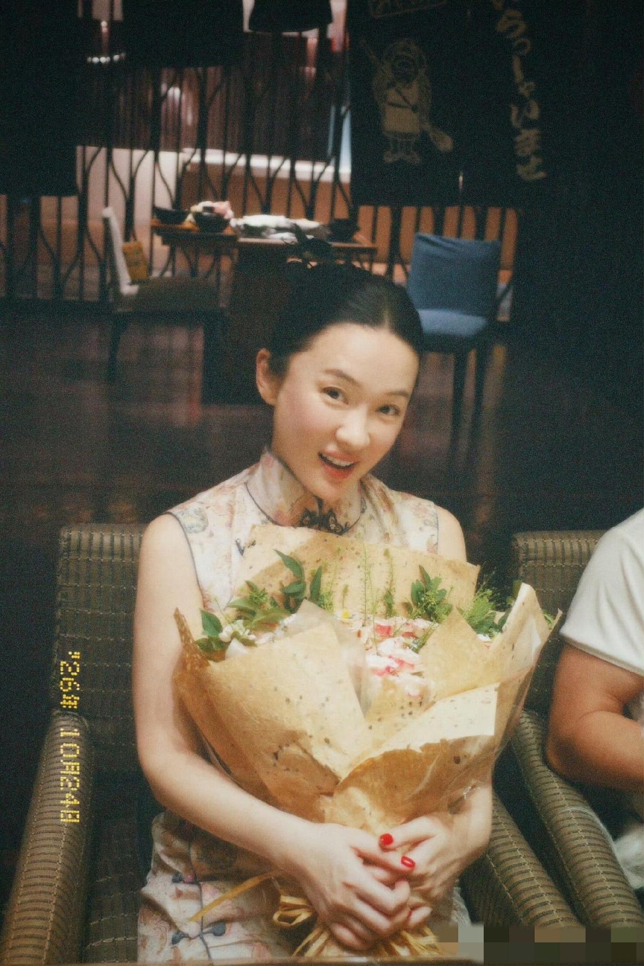 霍思燕迎来46岁生日，丈夫杜江与一众好友齐聚身旁，为她暖心庆生。镜头定格下这份被
