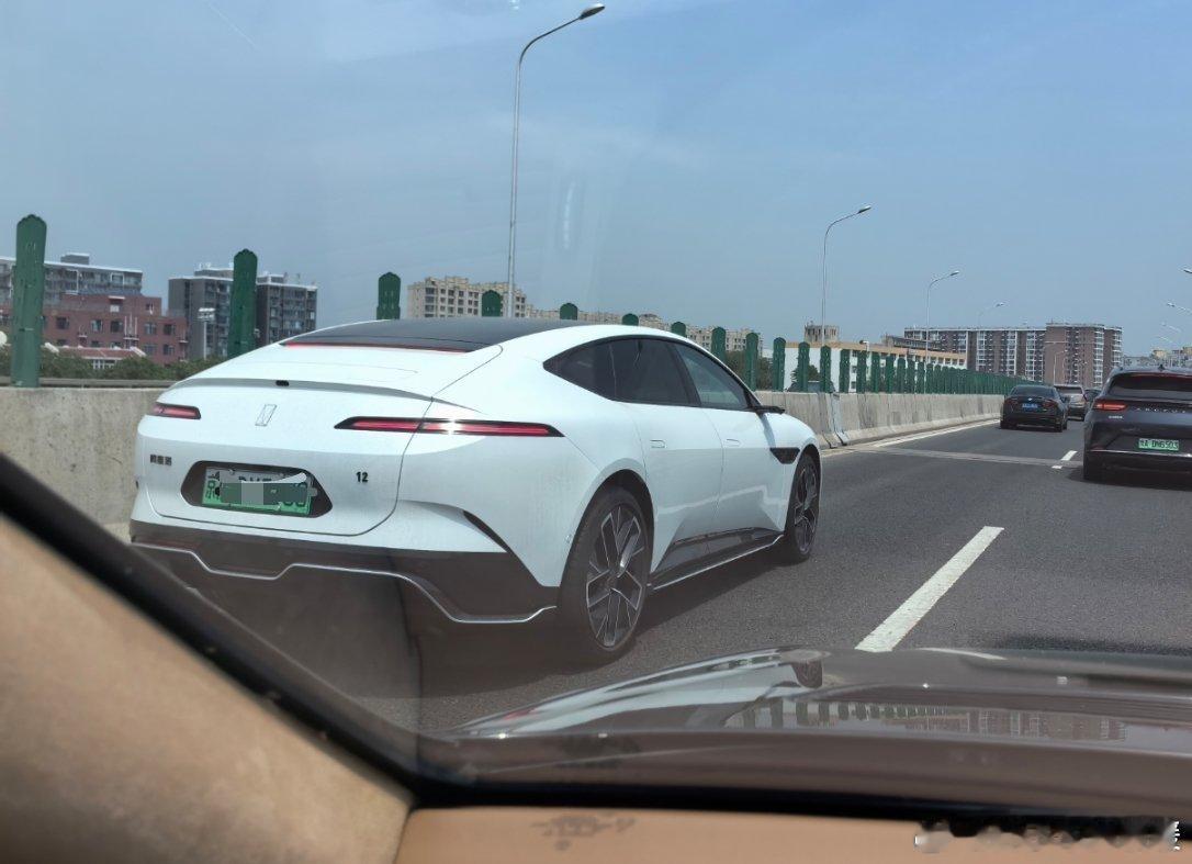 这阿维塔12真的挺好看，每次路上见到都得多看两眼#新能源大牛说# ​​​
