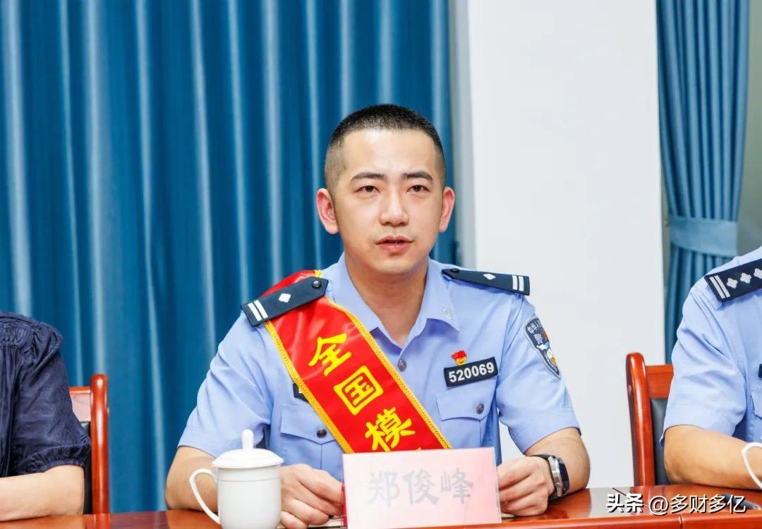 90后莆田民警！从边防勇士到派出所教导员，他用血肉守平安
 
郑俊峰，1990年