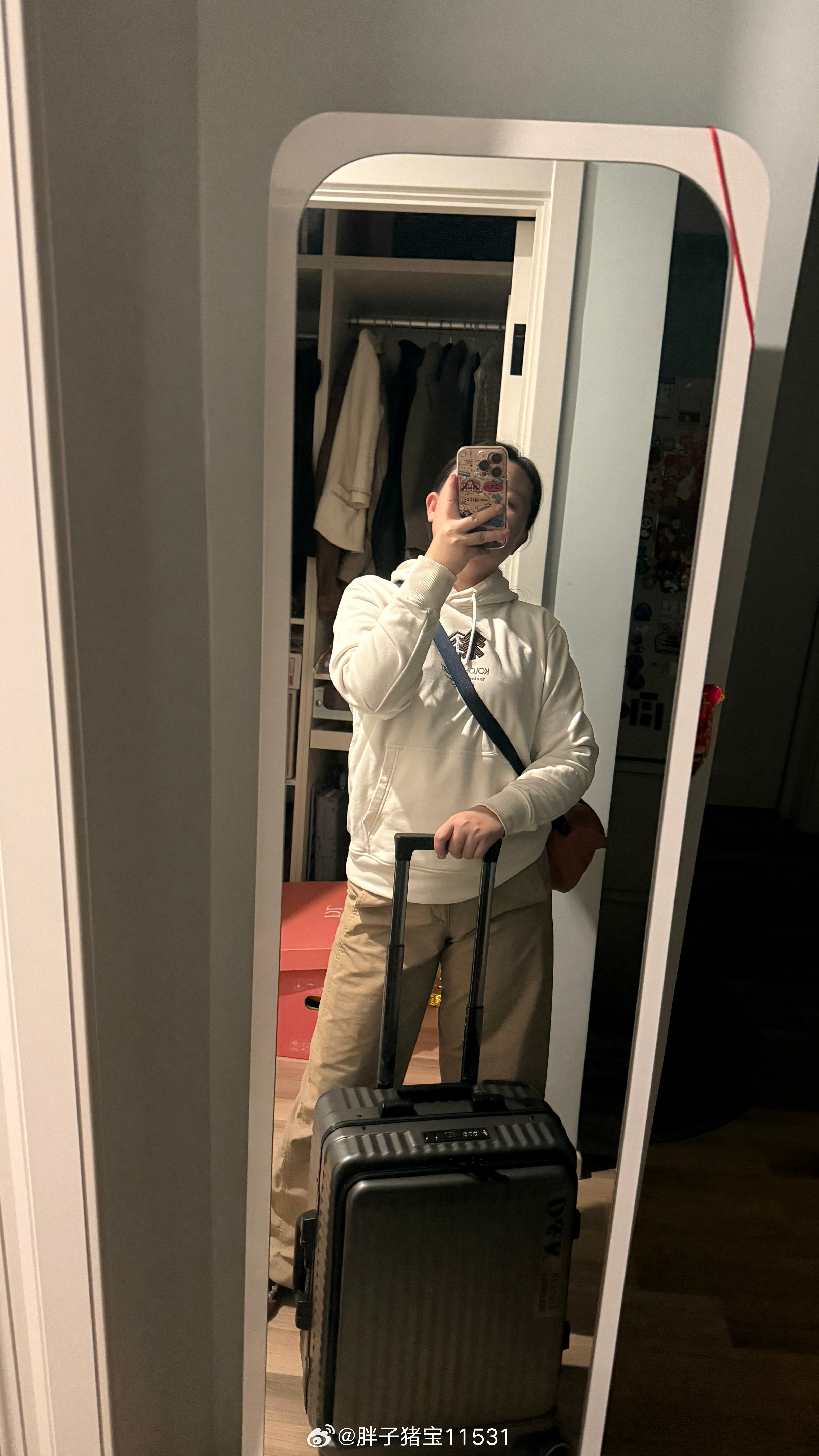 航班延误到8:30，昨天晚上就发信息了。但是那时候同事早就睡了。出差都是车接车送