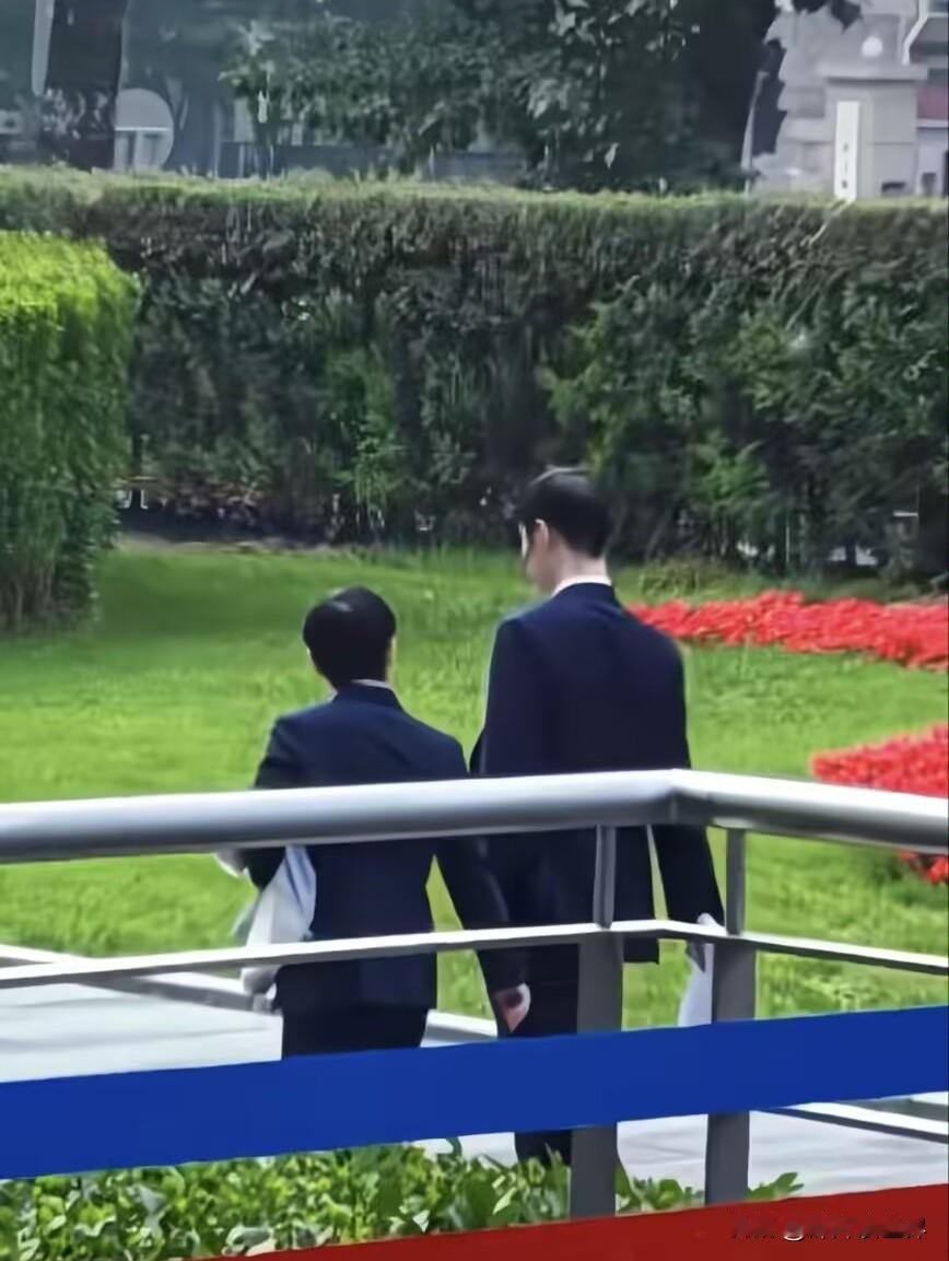 北京这会议室里，空气冷得像结了冰。孙颖莎一身利落黑西装走进来，满屏弹幕都在喊“莎