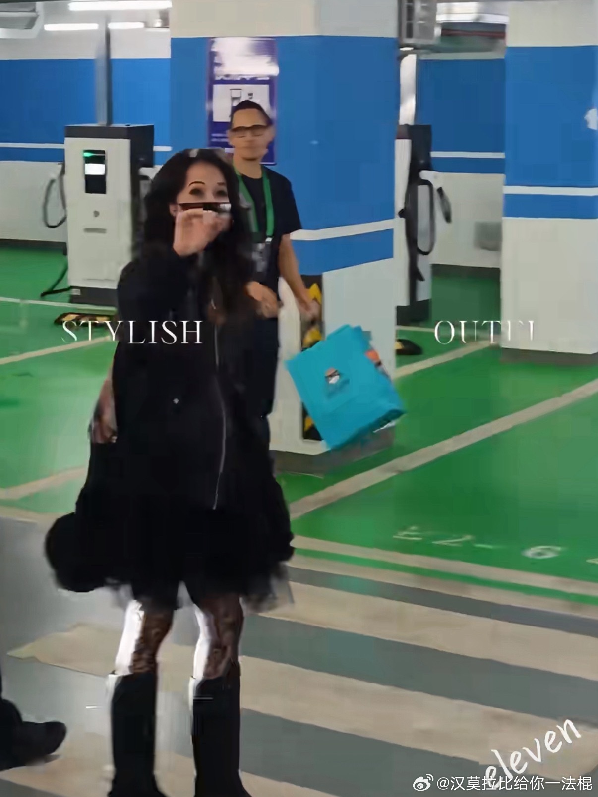 姐夫永远都是站旁边拿东西，当望妻石乖乖等老婆 