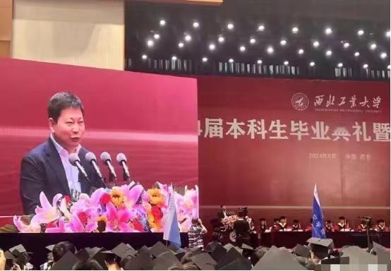 估计一时半会，企业圈里都不会有人说自己是学霸了！！[吃瓜群众]余承东最近在母校西