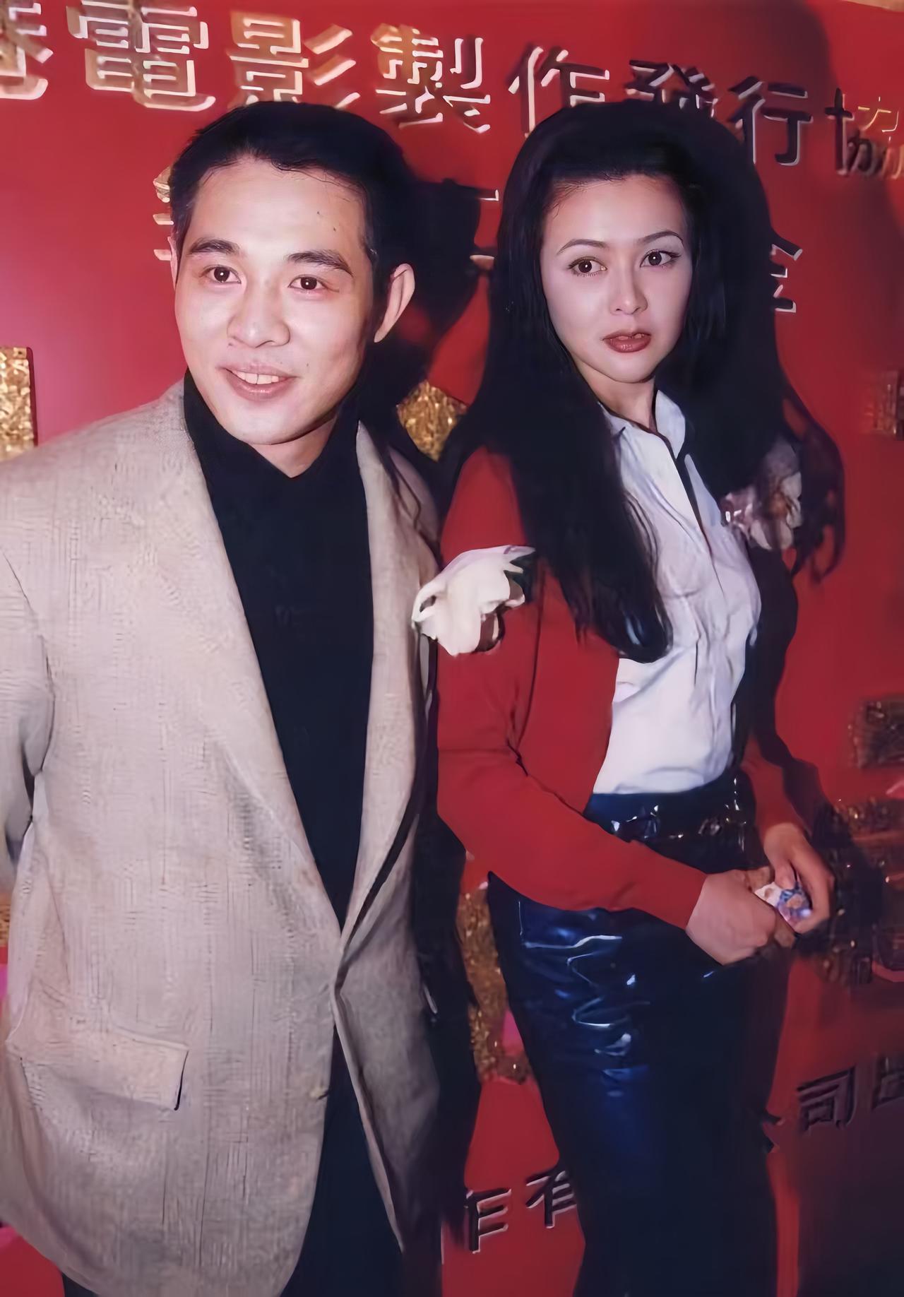李连杰与关之琳早年合影，两人一起为电影做宣传的画面。

李连杰是一眼就认出来了，